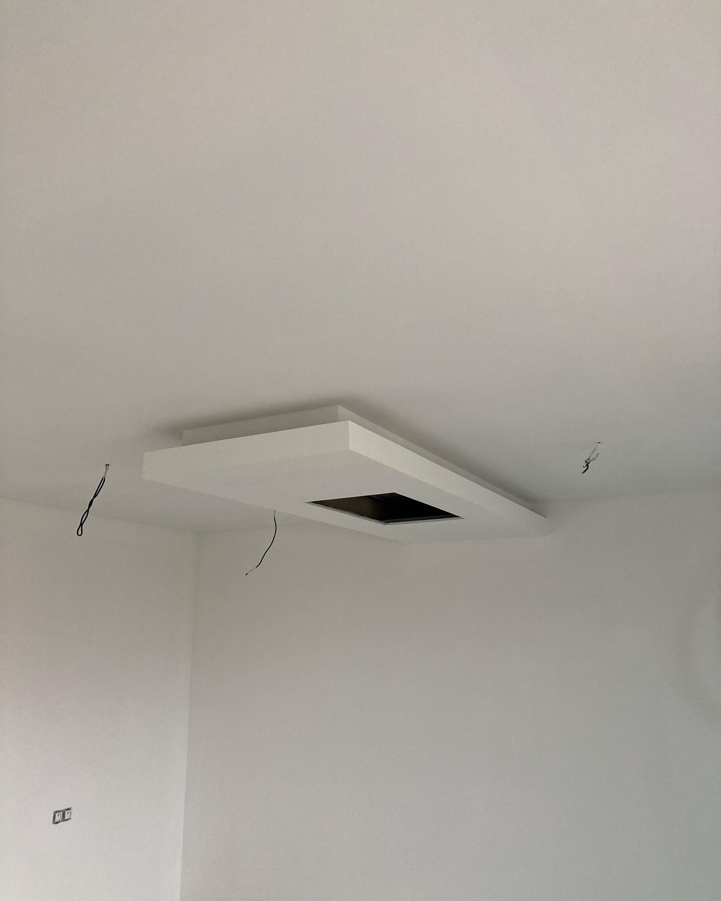 Montáž desingového prvku na digestoř